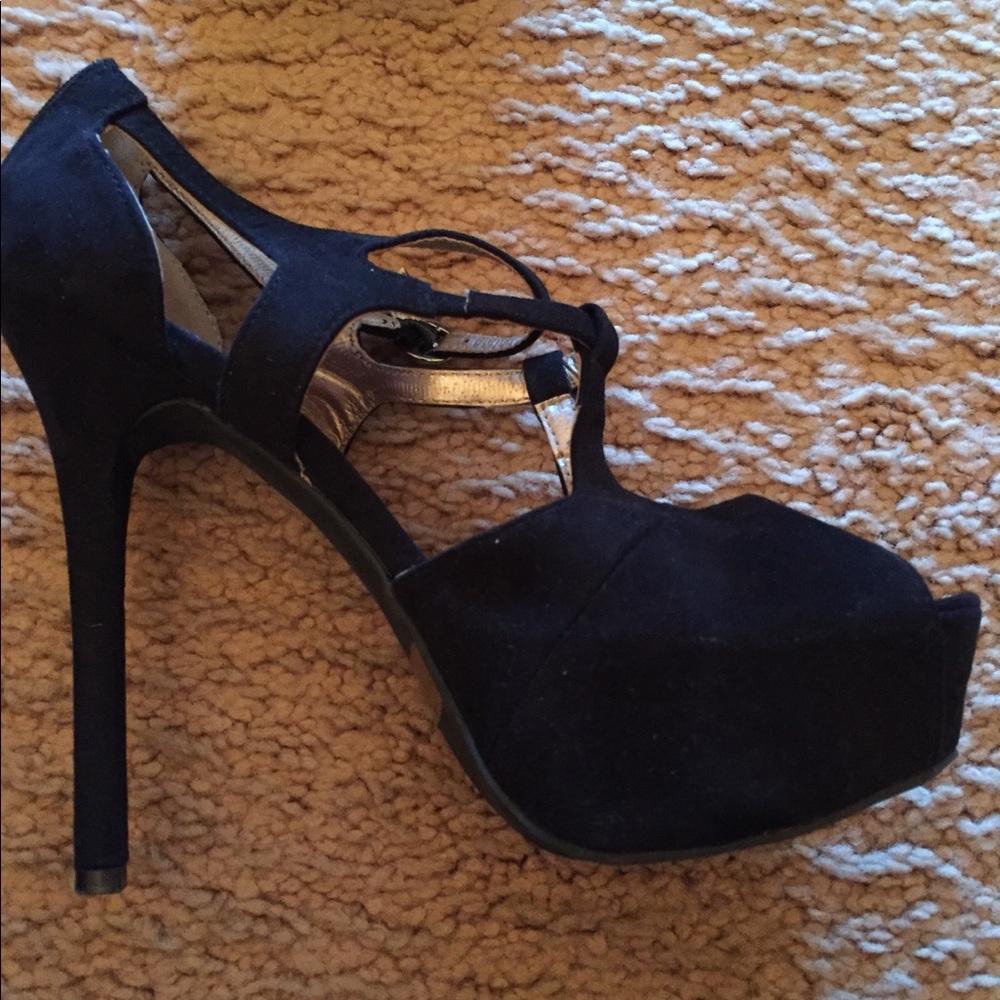 Black pumps